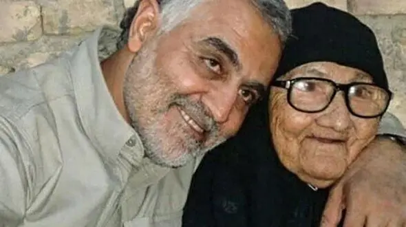 فیلم دیده نشده از خداحافظی‌ سردار سلیمانی با مادرش + فیلم