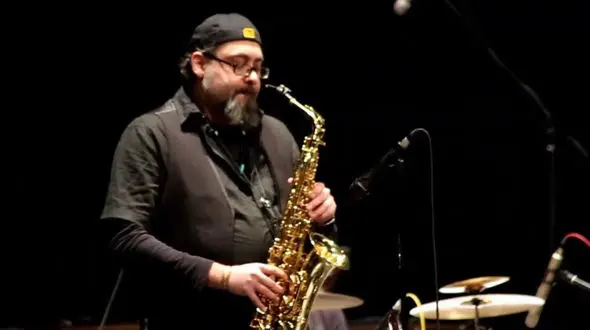 نوازندگی خیابانی آهنگساز سرشناس ایرانی درترکیه بخاطر یک لقمه نان+ فیلم تلخ