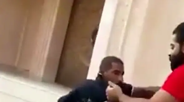 آزار و اذیت یک معلول ذهنی توسط اشرار  + فیلم