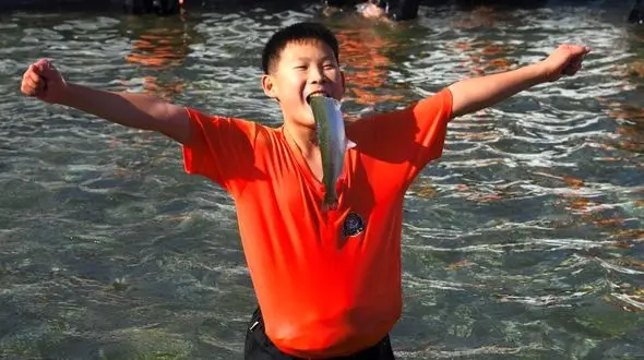 مسابقه عجیب ماهیگیری با دستان خالی+ عکس