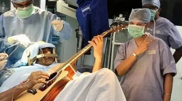 نوازنده‌ای که هنگام جراحی مغزش گیتار می زد +فیلم