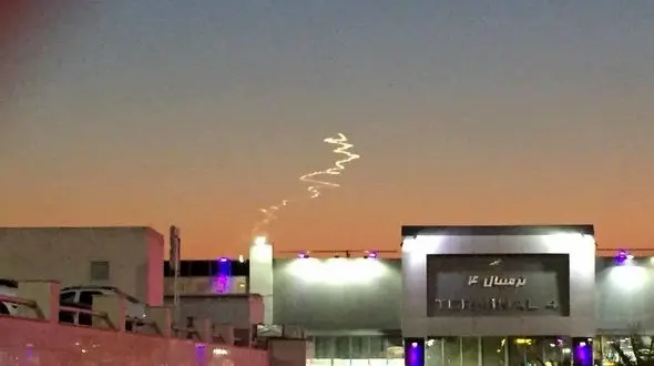  دود رویت شده در آسمان تهران تمرین تاکتیکی پهپادها وپرنده های ثابت و متغیر بود +فیلم و عکس