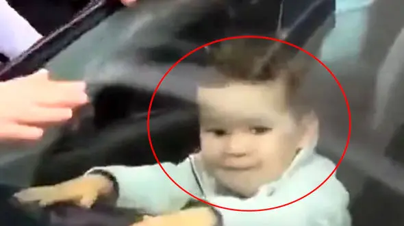 ببینید / پسر بازیگوش خودش را داخل خودروی لوکس حبس کرد + فیلم 