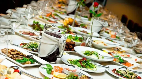 فرار یک دقیقه‌ای 120 اسپانیایی از یک رستوران برای پرداخت نکردن هزینه! 