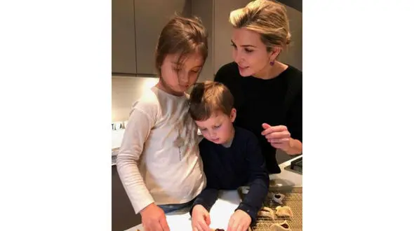 عکسی از دختر ترامپ درحال کیک پختن برای جشن پوریم منتشر شد!