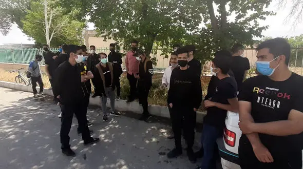 دانش آموزان گلپایگان مقابل آموزش و پرورش این شهر تجمع کردند + عکس