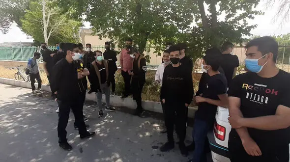دانش آموزان گلپایگان مقابل آموزش و پرورش این شهر تجمع کردند + عکس