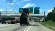 تصادف راننده کامیون احمق با تابلو های بزرگراه + فیلم