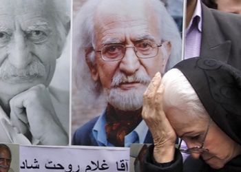 یادی کنیم از مراسم تشییع پیکر زنده یاد کیومرث ملک مطیعی، آقا غلام سریال «زیر آسمان شهر» با حضور هم‌بازی‌هایش: از ملکه رنجبر تا حمید لولایی و بهروز بقایی