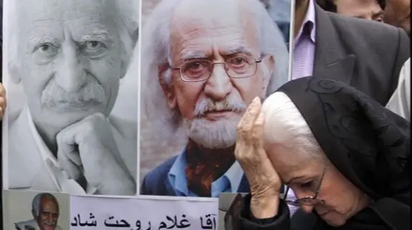 یادی کنیم از مراسم تشییع پیکر زنده یاد کیومرث ملک مطیعی، آقا غلام سریال «زیر آسمان شهر» با حضور هم‌بازی‌هایش: از ملکه رنجبر تا حمید لولایی و بهروز بقایی