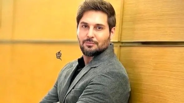 فیلم/ دانیال عبادی و یک قدم جلوتر از جمع؛ نگاهی به استایل جسورانه با پالت سبز پاییزی بازیگر خوشتیپ در جشن حافظ