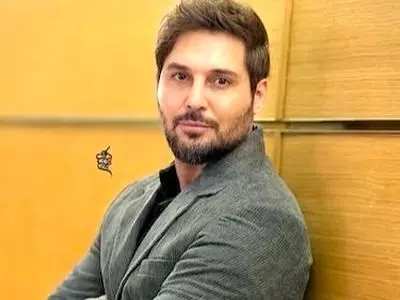 فیلم/ دانیال عبادی و یک قدم جلوتر از جمع؛ نگاهی به استایل جسورانه با پالت سبز پاییزی بازیگر خوشتیپ در جشن حافظ