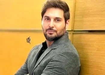 فیلم/ دانیال عبادی و یک قدم جلوتر از جمع؛ نگاهی به استایل جسورانه با پالت سبز پاییزی بازیگر خوشتیپ در جشن حافظ