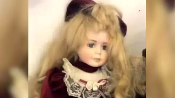 عروسک شیطانی به حرف آمد / روح چه کسی در او جای گرفته / راز وحشتناک همزاد آنابل+ عکس