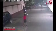 راننده بی احتیاط یک پسر بچه را زیر کرد! + فیلم
