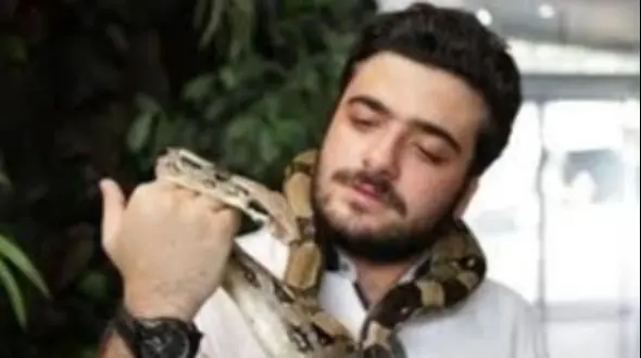 عکس سفر زمان /  «بهروز» (سریال بچه مهندس) در 20 سالگی در کنار «ترلان پروانه» در یک همایش 