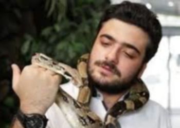 عکس سفر زمان /  «بهروز» (سریال بچه مهندس) در 20 سالگی در کنار «ترلان پروانه» در یک همایش 