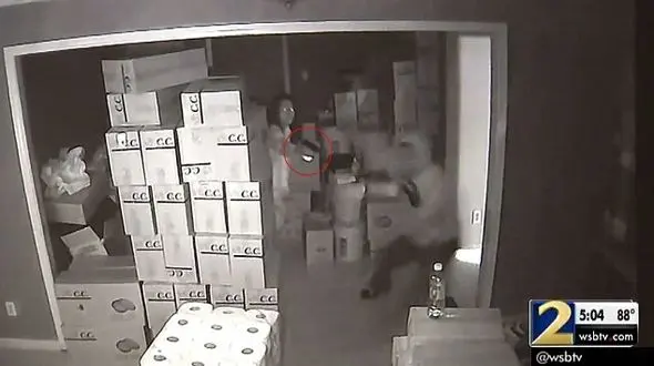 فبلم لحظه حمله زن جوان در لباس خواب به دزدان نیمه شب خانه اش / 3 دزد با شلیک های صاحبخانه گریختند+ تصاویر