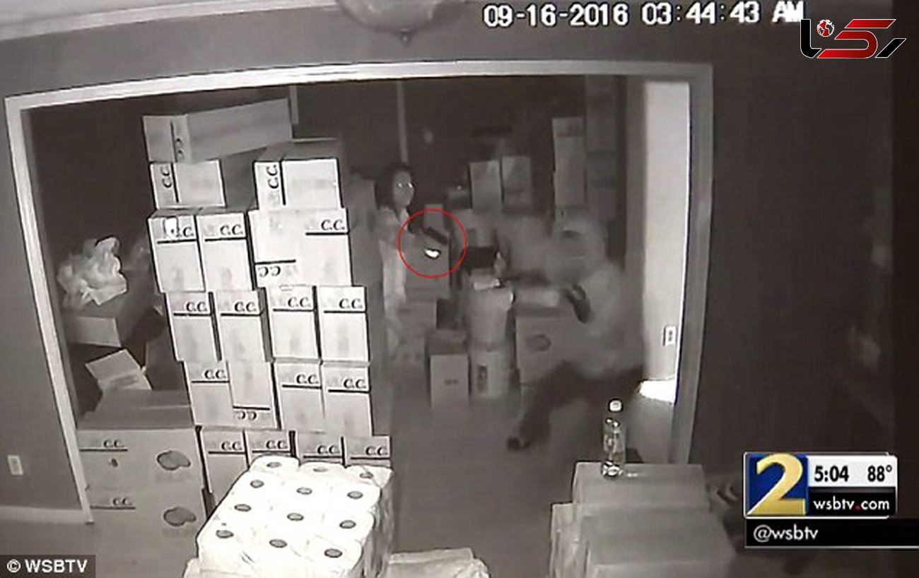 فبلم لحظه حمله زن جوان در لباس خواب به دزدان نیمه شب خانه اش / 3 دزد با شلیک های صاحبخانه گریختند+ تصاویر