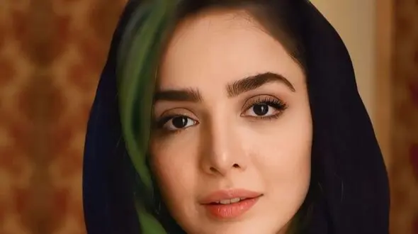 عکس / استایل شیک و منحصر بفرد المیرا دهقانی با چهره‌ای زیبا / یاسمن سریال لحظه گرگ و میش این‌بار با استایلی متفاوت پشت فرمان