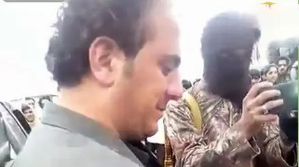 فیلم گریه های مرد موسیقیدان بعد از کتک های طالبان / آلات موسیقی اش را هم آتش زدند