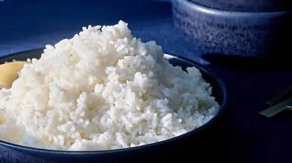 برنج دیشبی را دور بریزیم یا بخوریم؟ هشدار درباره یک عادت خطرناک در آشپزخانه