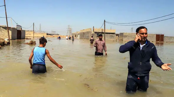 فیلم/ ورود آب به اتوبوس‌های شهری اهواز پس از بارندگی / ببینید