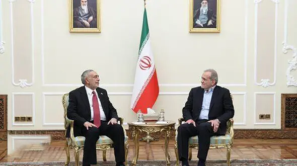 پزشکیان در دیدار رئیس مجلس عراق:تقویت وحدت میان کشورهای اسلامی از اقتضائات مهم شرایط کنونی است