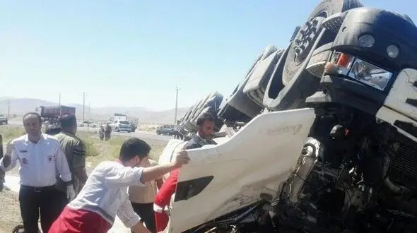 حادثه ای تلخ در خوزستان / 2 تریلی واژگون شدند + عکس