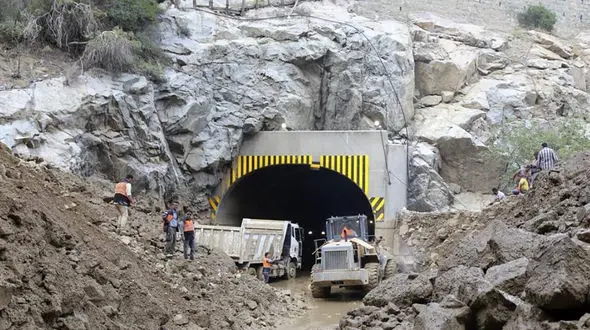 تلاش برای عبور از تخریب سیل جاده چالوس از زبان استاندار + فیلم