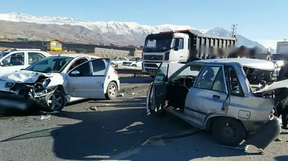 تصادف هولناک پراید و با پژو در آزادراه تهران شمال / 7 نفر راهی بیمارستان شدند