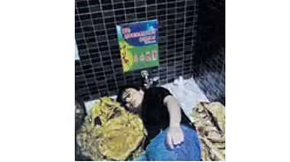 گرفتار شدن مرد مست در دستشویی + عکس