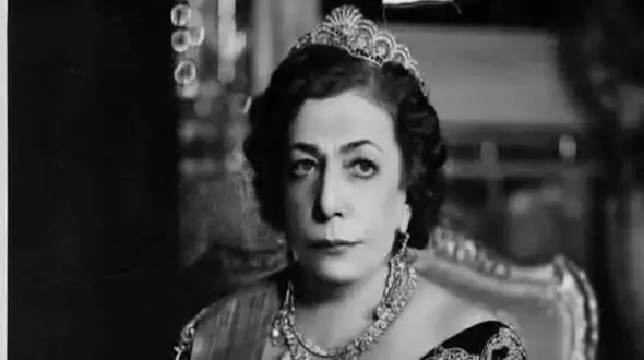عکس سفر در زمان /  تنها عکس دونفره شاه پهلوی با مادرش / تخته نرد بازی کردن محمدرضا  با تاج الملوک
