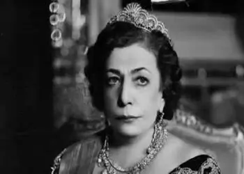 عکس سفر در زمان /  تنها عکس دونفره شاه پهلوی با مادرش / تخته نرد بازی کردن محمدرضا  با تاج الملوک