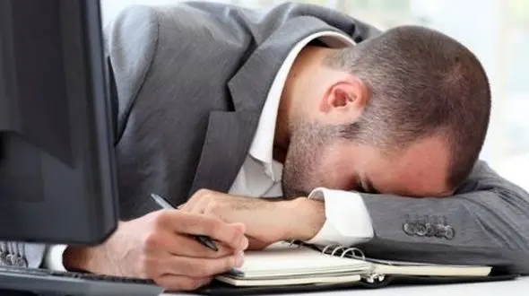 مبارزه با چرت روزانه در محل کار با ساده ترین ترفندها