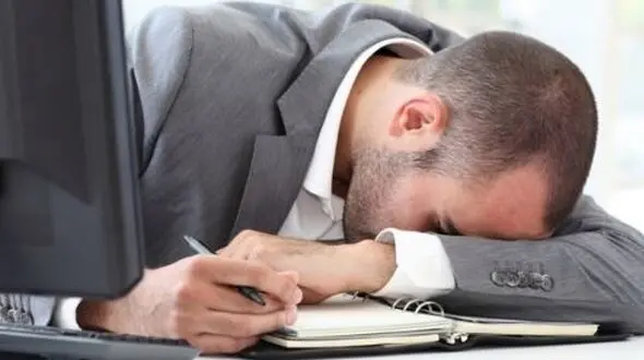 مبارزه با چرت روزانه در محل کار با ساده ترین ترفندها