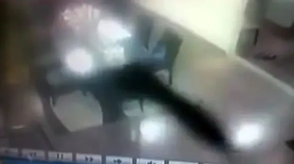 این روح جلوی دوربین غذا خورد و همه را وحشت زده کرد! + فیلم باورنکردنی