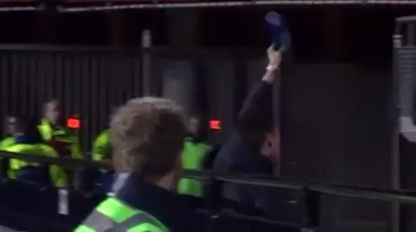 سرقت کفش بازیکن فوتبال توسط تماشاگران !+ فیلم دیدنی