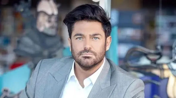 صمیمیت عجیب یک طرفدار با محمدرضا گلزار/ سرشو گذاشته رو شونه گلزار مگه برمیداره!