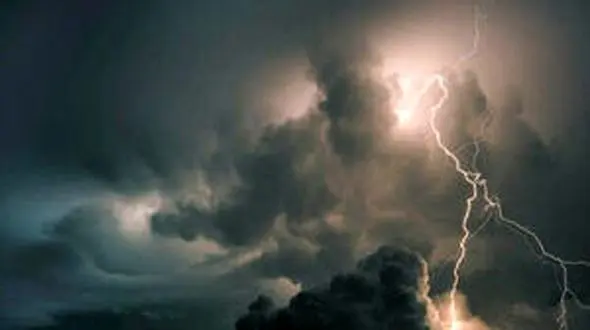 برخورد وحشتناک صاعقه با تیر برق + فیلم
