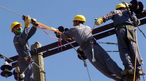 فرسایش امنیت شغلی و معیشت در شرکت‌های توزیع برق؛ کارگران شرکتی زیر سایه تبعیض 