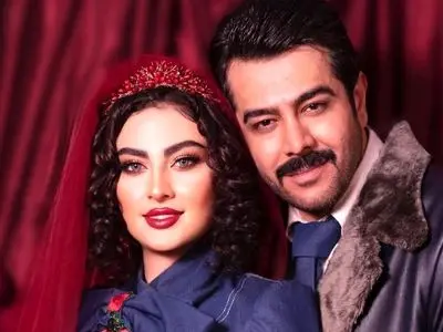 فیلم یلدایی مجلل و باشکوه مریم مومن با حافظ خوانی شوهر صدا مخملی اش / خانم بازیگر با لنز آبی و لباس قرمز یلدایی ...