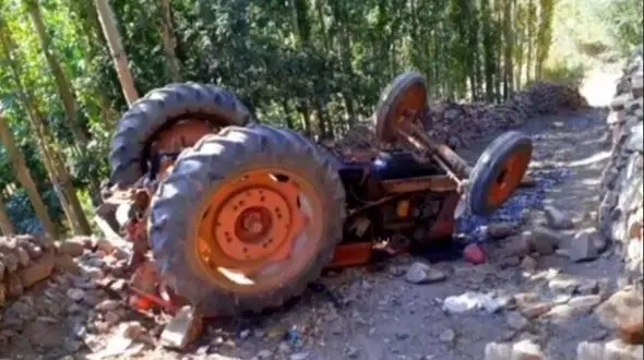 مرگ تلخ پسر جوان زیر تراکتورش در میانه / تراکتور روی خودش واژگون شد + عکس