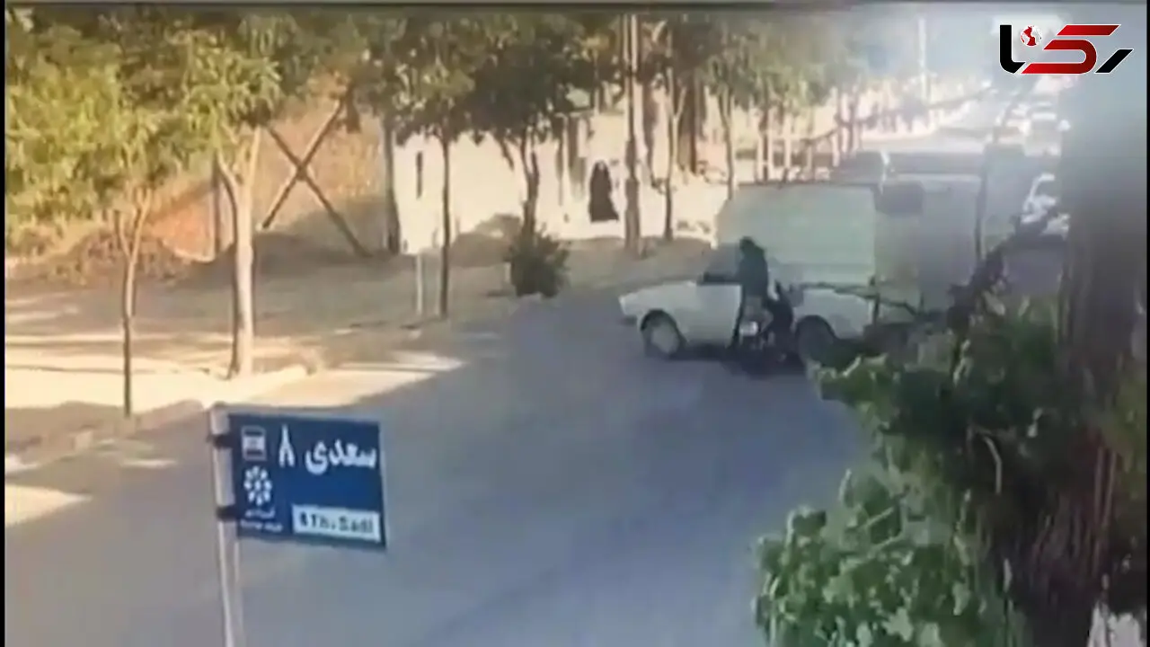 تصادف وحشتناک موتور با پیکان وانت + فیلم