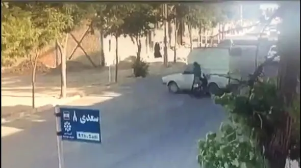 تصادف وحشتناک موتور با پیکان وانت + فیلم