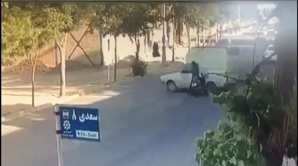 تصادف وحشتناک موتور با پیکان وانت + فیلم