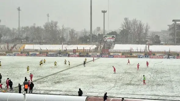 بارش شدید برف در بازی پرسپولیس و سپاهان