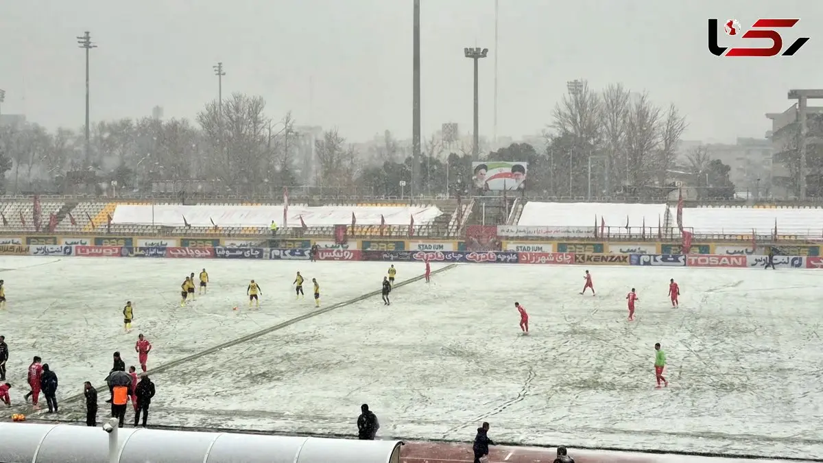 بارش شدید برف در بازی پرسپولیس و سپاهان