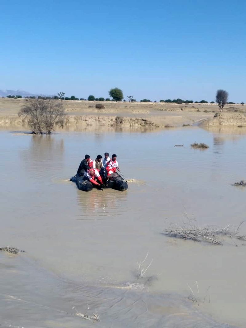  تصاویر از سیل سیستان و بلوچستان و کمک رسانی هلال احمر به سیل زدگان