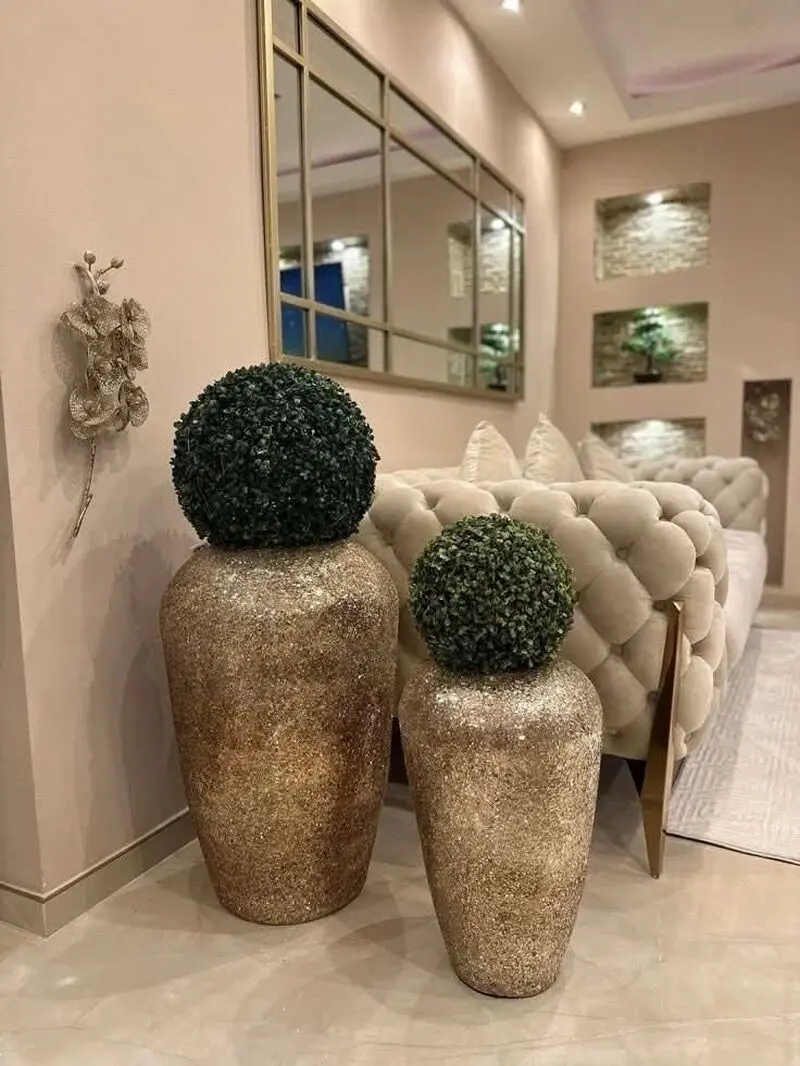 چیدمان گلدان طلایی